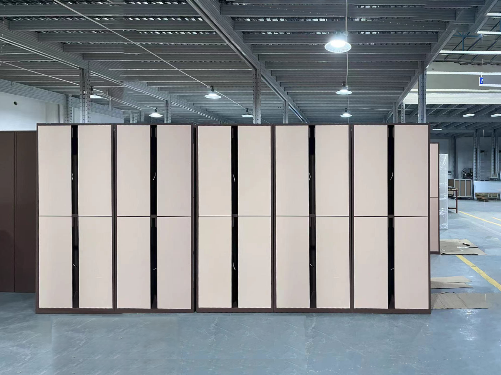 智能更衣柜：一鍵操作，輕松換衣；智能識別，高效整理；節(jié)能環(huán)保，安全便捷；打造智慧生活新體驗