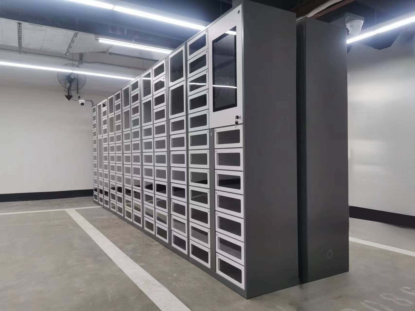 慧儲(chǔ) 智能樣衣柜：高效展示、管理樣品衣物，提升品牌形象與客戶(hù)體驗(yàn)的智能解決方案